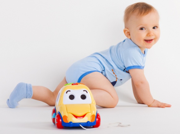 Twoje dziecko zaczyna raczkować? Zadbaj o jego bezpieczeństwo Dziecko, LIFESTYLE - Nie da się opisać radości rodziców gdy dziecko zaczyna raczkować. Odkrywanie nowych domowych zakamarków jest niezwykle ciekawe dla malucha, a mama z tatą cieszą się, że ich brzdąc nabył nowej umiejętności. Jednakże musimy pamiętać, aby zapewnić dziecku bezpieczne środowisko.