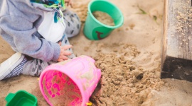 Urlop z dzieckiem, czyli sposoby spędzania wolnego czasu z 3-latkiem Dziecko, LIFESTYLE - W końcu nadeszły ciepłe dni, a w wraz z nimi urlopy, wypady za miasto, wycieczki do ZOO czy długie spacery po parku. W pełnym atrakcji letnim grafiku warto znaleźć czas na naukę. By maluchy podchodziły do niej z radością, powinniśmy połączyć ją ze świetną zabawą.