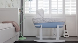 Kosz Mojżesza od Muppetshop Dziecko, LIFESTYLE - Coraz rzadziej w pokojach noworodków, tuż przed ich przyjściem na świat, pojawiają się łóżeczka dziecięce. Nie znajdziemy ich także tuż po porodzie. I nie jest to absolutnie przejawem lekkomyślności czy nieporadności rodziców. Wręcz przeciwnie!