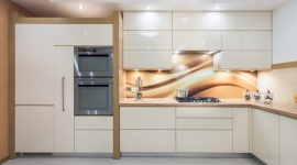 Bezpieczeństwo w kuchni, czyli jak stworzyć przestrzeń niezagrażającą dziecku? Dziecko, LIFESTYLE - Kuchnia jest miejscem, w którym liczba przedmiotów przyciągająca uwagę dzieci jest ogromna. Niestety, w dużej mierze nie są to „zabawki” bezpieczne dla naszych pociech. Są jednak rozwiązania, dzięki którym zaaranżujemy kuchenną przestrzeń w bezpieczny sposób.