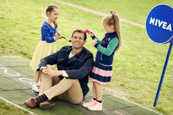 Super Tata, Super Bohater! Dziecko, LIFESTYLE - Stresująca praca, niekończące się obowiązki domowe i bacznie obserwujący wzrok Super Mamy – współcześni ojcowie nie maja lekkiego życia, ale ich obecność w wychowaniu dzieci jest niezwykle ważna.