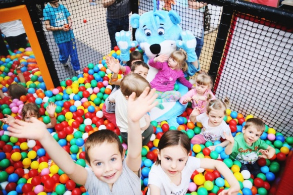 Przyjęcie urodzinowe dla dzieci? Musi być fun! Dziecko, LIFESTYLE - Jeśli chcesz, aby kinder party było spełnieniem marzeń Twojej pociechy i jednocześnie nie chcesz przez cały czas martwić się o małych gości, zapoznaj się z kilkoma wskazówkami dotyczącymi organizacji przyjęć urodzinowych dla dzieci.