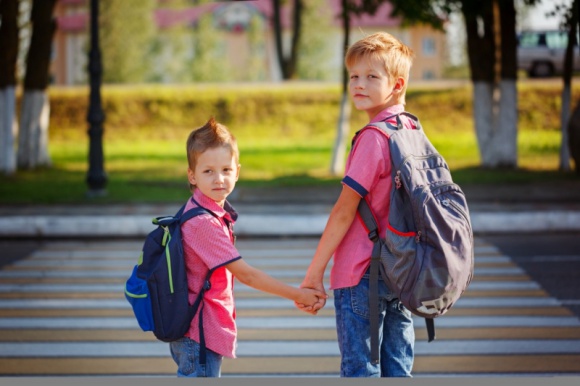 Wypadki drogowe z udziałem dzieci. Co możemy zrobić, aby było ich jak najmniej? Dziecko, LIFESTYLE - W 2015 roku, w Polsce miało miejsce 2 820 wypadków z udziałem dzieci w wieku do 14 lat. W ich wyniku 70 dzieci poniosło śmierć, a 3 078 doznało obrażeń. Co mogą zrobić opiekunowie dzieci, aby zapewnić im jak największe bezpieczeństwo w podróży czy w codziennej drodze do szkoły?