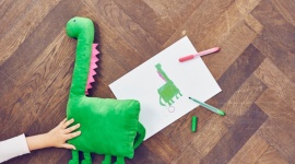 Trwa konkurs rysunkowy „Zabawa to poważna sprawa” Dziecko, LIFESTYLE - IKEA po raz kolejny realizuje marzenia dzieci – „ożywia” ich rysunki i zmienia je w pluszowe zabawki. Każda praca zgłoszona do konkursu ma szansę stać się pluszakiem, a Twoje dziecko może zostać projektantem globalnej kolekcji, która trafi na półki sklepów IKEA na całym świecie.