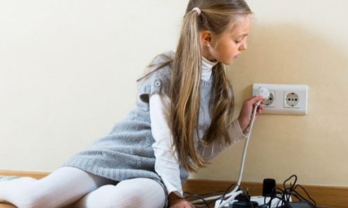 Dziecko zostaje samo w domu. Jak je do tego przygotować, aby było bezpieczne?