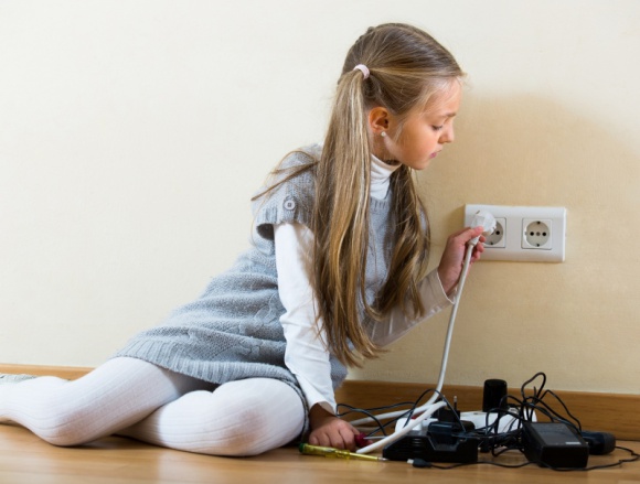 Dziecko zostaje samo w domu. Jak je do tego przygotować, aby było bezpieczne?