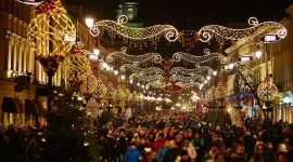 Alior Bank zaprasza na świąteczną iluminację Nowego Światu Dziecko, LIFESTYLE - W najbliższa sobotę, 3 grudnia br., Nowy Świat, najbardziej reprezentacyjną ulicę w Warszawie, rozświetli świąteczna iluminacja. Po raz kolejny jej mecenasem jest Alior Bank.