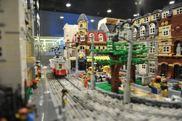 Wystawa Lego w Gliwicach dłużej Dziecko, LIFESTYLE - W związku z ogromnym zainteresowaniem wystawę budowli z klocków Lego w gliwickiej Europie Centralnej będzie można oglądać do niedzieli 19 lutego. Na odkrycie czeka 2 500 metrów pełnych niezwykłych budynków i postaci oraz strefa zabaw z wieloma atrakcjami dla małych i dużych
