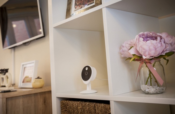 Kamera WiFi WIPC-301W - dodatkowa para oczu dla mam Dziecko, LIFESTYLE - Młodzi rodzice muszą coraz częściej bez wsparcia rodziny godzić pielęgnację niemowlęcia z codziennymi obowiązkami. Zwykłe zakupy, sprzątanie lub wyjście na kilka godzin do pracy to zadania niełatwe do zrealizowania, kiedy chcemy mieć dziecko stale na oku.