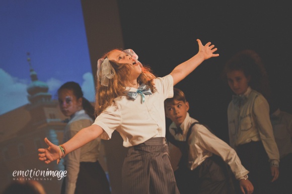 Masz w domu małego aktora? Pomóż mu rozwinąć talent Dziecko, LIFESTYLE - Każdy rodzic obserwując swoje dziecko podczas zabaw w domu czy wśród rówieśników może dostrzec tendencje do pewnych zachowań. Kiedy pociecha lubi występować przed rodziną i bliskimi oraz świetnie naśladuje różne postacie być może drzemie w niej urodzony aktor.