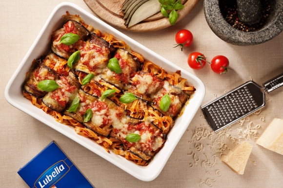 Wspólne chwile w kuchni zbliżają rodzinę Dziecko, LIFESTYLE - We współczesnym, zabieganym świecie coraz mniej czasu spędzamy z najbliższymi. Tymczasem, żeby być ze sobą naprawdę blisko, potrzebne są chwile, gdy poświęcimy sobie nawzajem naszą uwagę. Doskonałą okazję do tego stanowią wspólne posiłki oraz ich gotowanie całą rodziną.