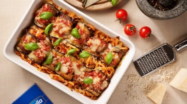 Wspólne chwile w kuchni zbliżają rodzinę Dziecko, LIFESTYLE - We współczesnym, zabieganym świecie coraz mniej czasu spędzamy z najbliższymi. Tymczasem, żeby być ze sobą naprawdę blisko, potrzebne są chwile, gdy poświęcimy sobie nawzajem naszą uwagę. Doskonałą okazję do tego stanowią wspólne posiłki oraz ich gotowanie całą rodziną.