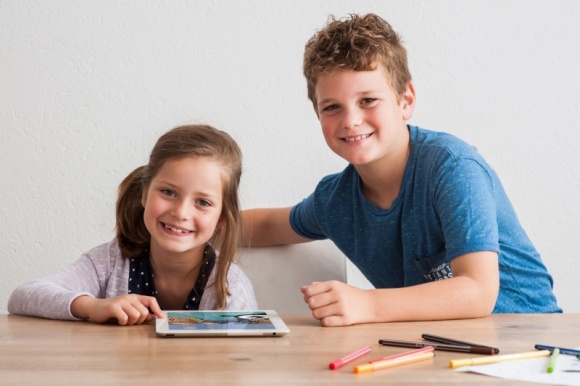 Sprytne sposoby na naukę Dziecko, LIFESTYLE - Mądre podejście i spora doza cierpliwości, a także nauka przez zabawę – to skuteczne sposoby, aby zachęcić nasze dziecko do zdobywania wiedzy. Oprócz tego warto skorzystać z prostych technik motywacyjnych, rekomendowanych przez psychologów dziecięcych.