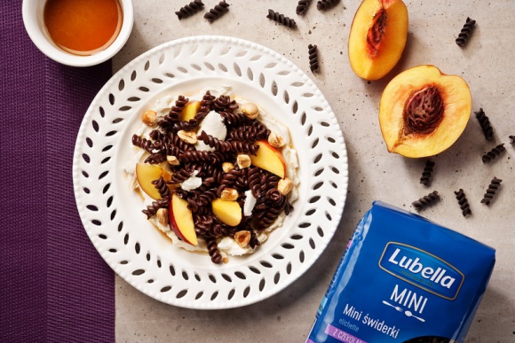 Pomysłowe dzieciaki gotują Dziecko, LIFESTYLE - Dzieci mają setki pomysłów i korzystają z wyobraźni w zaskakujący sposób. Interesują się też tym, co robią dorośli i chcą uczestniczyć w ich zajęciach. Chętnie np. próbują swoich sił w kuchni. Warto je dopingować, by razem przeżywać kulinarne przygody i odkrywać nowe smaki.