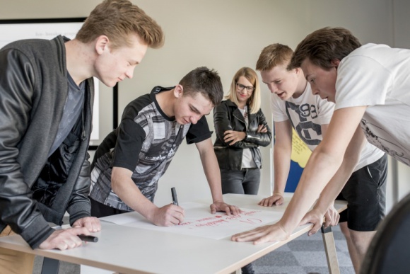 Pierwsza Przymiarka do startu w dorosłość Dziecko, LIFESTYLE - • Właściciel m.in. marki Reserved – firma LPP razem z Fundacją Innowacji Społecznej pomaga młodym ludziom stawiać pierwsze zawodowe kroki. • Projekt Pierwsza Przymiarka adresowany jest do podopiecznych rodzinnych domów dziecka wchodzących w dorosłe życie.