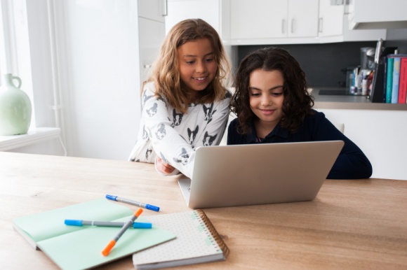 Wakacje w sieci – jak zadbać o bezpieczeństwo dziecka w Internecie? Dziecko, LIFESTYLE - W czasie wakacji dzieci spędzają w Internecie znacznie więcej czasu, niż w ciągu roku szkolnego. Jak uniknąć zagrożeń wynikających z ciągłego surfowania w sieci i nakierować pociechę na przeglądanie właściwych treści?
