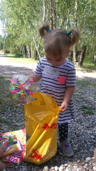 Dzień Dziecka w dywizji DHL Express Dziecko, LIFESTYLE - Pikniki DHL Express ze zbiórką korków na rzecz Fundacji „Dostrzegamy Innych Ludzi” „Żółta Paczka” dla podopiecznych z domów dziecka