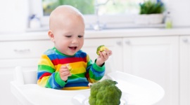 Sezon na brokuły - jak podać je dziecku? Dziecko, LIFESTYLE - Zielone warzywa to obowiązkowa pozycja w dziecięcym jadłospisie. Brokuł świetnie sprawdzi się jako pierwszy krok w ich wprowadzaniu do diety niemowlęcia. Podpowiadamy, jak to zrobić.