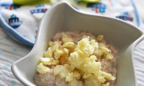 Pomysł na pełnoziarnistą kaszkę orkiszową z melonem i chrupkami