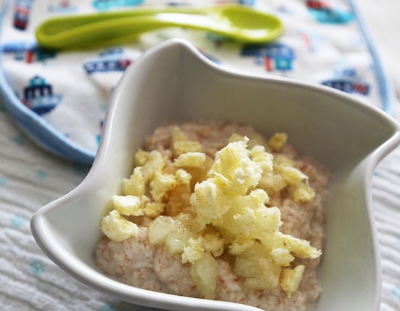 Pomysł na pełnoziarnistą kaszkę orkiszową z melonem i chrupkami