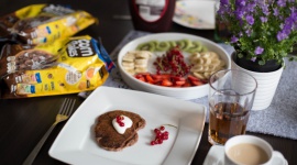 Szybki i łatwy sposób na wspólne śniadanie każdego dnia Dziecko, LIFESTYLE - 17% badanych mam twierdzi, że w ciągu tygodnia, w ich domach nigdy nie jada się wspólnie śniadań. Jedną z przyczyn – zaraz po braku czasu – jest niechęć dzieci do tego posiłku (13%).* Tymczasem nikt, a zwłaszcza najmłodsi, nie powinni go pomijać w codziennej diecie.