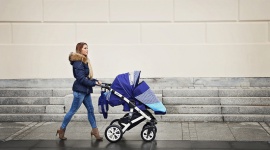 Mama wie lepiej: Kiedy można przesadzić malucha z gondoli do spacerówki Dziecko, LIFESTYLE - Pytanie kiedy można zmienić gondole na spacerówkę pojawia się zazwyczaj już ok 5 mc, kiedy maluszek robi się nieco bardziej ruchliwy i dużo bardziej ciekawy świata. Wielu rodziców wręcz nie może doczekać się usadzenia dziecka w wózku spacerowym