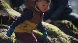 Jesienne aktywności z maluchem na świeżym powietrzu! Dziecko, LIFESTYLE - Dajmy przykład naszym dzieciom i wychodźmy z nimi jak najczęściej. Dzięki temu nie tylko wzmocnimy ich odporność i rozwój fizyczny, ale również odkryjemy przed nimi świat podwórkowych zabaw!