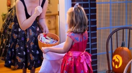 Czy pozwolić dzieciom pukać do drzwi obcych w Halloween? Dziecko, LIFESTYLE - Polacy przekonują się do Halloween. Drążenie dyni i przebierane zabawy są coraz bardziej popularne. Jednak „cukierek albo psikus” – najbardziej rozpoznawalny element święta duchów – mimo aprobaty najmłodszych przyjmowany jest u nas z niechęcią. Pozwolić się dzieciom tak bawić?