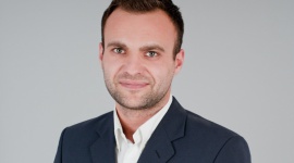 Bezpieczeństwo jest w modzie Dziecko, LIFESTYLE - Krótkie zimowe dni, ciemne kurtki i niedoświetlone przejścia utrudniają widoczność pieszych na drodze. Przyjdź do iSpot Apple Premium Reseller i odbierz bezpłatną opaskę z odblaskiem dla siebie i dziecka!