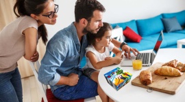 Jak nauczyć dziecko zdrowego odżywiania? Dziecko, LIFESTYLE - Prawidłowo zbilansowana dieta jest bardzo ważna, aby utrzymać pełnię zdrowia i energii. Szczególne znaczenie ma ona u dzieci, gdyż ich organizm i nawyki dopiero się kształtują. Jak więc wyrobić zdrowe nawyki, tak aby dziecko świadomie wybierało zdrowe jedzenie?