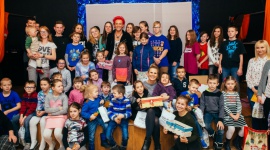 "Wiśnia dzieciom" - wspólna akcja Michała Wiśniewskiego i fundacji "Po Pierwsze" Dziecko, LIFESTYLE - 600 osób, w tym 250 maluchów otrzyma gwiazdkowe upominki od wyjątkowego Mikołaja. Już po raz czwarty Michał Wiśniewski wspólnie z fundacją „Po Pierwsze” przygotowuje prezenty dla podopiecznych Domów Dziecka w ramach akcji „Wiśnia dzieciom”.