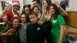 Białostoccy uczniowie wsparli niepełnosprawne dzieci Dziecko, LIFESTYLE - Dziesięć ogromnych paczek wręczyli uczniowie Zespołu Szkół Społecznych Fundacji Edukacji „Fabryczna 10” niepełnosprawnym dzieciom ze Specjalnego Ośrodka Szkolno-Wychowawczego w Białymstoku.