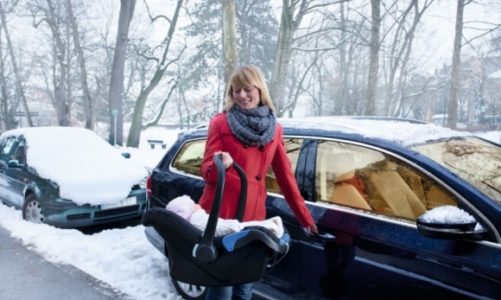 Dziecko w samochodzie – uwaga na skutki przegrzania!