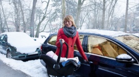 Dziecko w samochodzie - uwaga na skutki przegrzania! Dziecko, LIFESTYLE - Ujemne temperatury i pozostawiony na parkingu samochód nie są najbardziej ulubionym przez kierowców zestawieniem.