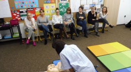 Rodzice już wiedzą, jak udzielać pierwszej pomocy Dziecko, LIFESTYLE - W środę 17 stycznia w Prywatnej Anglojęzycznej Szkole Podstawowej w Rybniku odbył się kurs pierwszej pomocy dla rodziców. Szkolenie przeprowadzono pod hasłem „Bezpieczne ferie, czyli jak udzielić dziecku pierwszej pomocy przedmedycznej”.