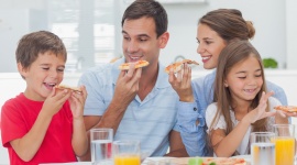 Masz ochotę na pizzę? Taką zjesz ze smakiem! Dziecko, LIFESTYLE - Jedna z najbardziej lubianych potraw dzieci, młodzieży i dorosłych zaliczana do fast foodów to pizza, która mimo swojego zachęcającego wyglądu i smaku nie należy do dań niskokalorycznych. Niestety ulegając pokusie żółtego sera i pomidorowego aromatu często się nią przejadamy.