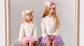 Tiule, groszki i kokardy, czyli dziecięca szafa w wiosennej odsłonie! Dziecko, LIFESTYLE - Wiosna zbliża się wielkimi krokami, a wraz z nią Wielkanoc i czas spotkań z krewnymi i przyjaciółmi. Wielu rodziców szuka wskazówek, w co ubrać dzieci na specjalne okazje. Ważne by kreacje były gustowne, ale przede wszystkim wygodne i praktyczne dla najmłodszych.