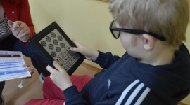 SOS dla Wzroku - dobroczynne wsparcie prawidłowego widzenia u dzieci Dziecko, LIFESTYLE - Każdy ma prawo do zobaczenia świata wyraźniej - szczególnie dzieci i młodzież, dla których prawidłowe widzenie to lepszy start w przyszłość. SOS dla Wzroku to akcja, w ramach której prowadzone są bezpłatne badania wzroku.