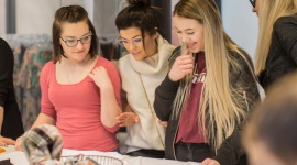 Dostrzegaj, zobacz, uwierz - by świat dzieci znów stał się wyraźny Dziecko, LIFESTYLE - Warsztaty inauguracyjne programu charytatywnego Zobacz Lepszą Przyszłość pokazały, że wystarczy uwierzyć w dziecko, aby rozwinęło swoje skrzydła. Podopieczni z domu dziecka w Strachówce zadziwili swoim zaangażowaniem i kreatywnością.