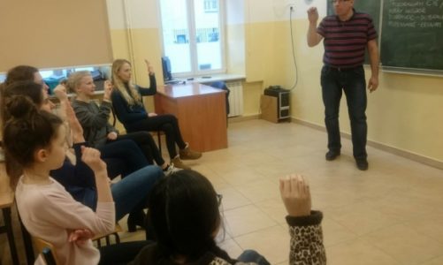 Uczą się języka migowego, by zrozumieć i być zrozumianym