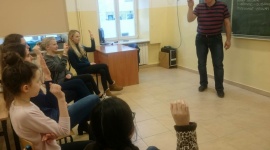 Uczą się języka migowego, by zrozumieć i być zrozumianym Dziecko, LIFESTYLE - Obok języka polskiego i angielskiego, także język migowy? Czemu nie? W Zespole Szkół Społecznych Fundacji Edukacji „Fabryczna 10” właśnie ruszyły takie nietypowe zajęcia.