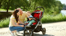 Jak spędzić z dzieckiem czas na świeżym powietrzu? Spacer spacerowi nie równy Dziecko, LIFESTYLE - Spacer z dzieckiem to wspaniały sposób na aktywne spędzenie czasu. Bez względu na to, czy spacerować będziemy z noworodkiem czy kilkulatkiem, korzyści z wyjścia z domu jest wiele. Trzeba tylko wiedzieć, jak je wykorzystać.