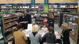 Wiosenne ozdoby z glinek I Empik Junior Dziecko, LIFESTYLE - Glinki naturalne i syntetyczne oraz masy plastyczne to idealny materiał do stworzenia przepięknych ozdób, które rozweselą twoje cztery kąty.