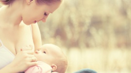 HMO – przełom w badaniach nad mlekiem mamy Dziecko, LIFESTYLE - Oligosacharydy mleka kobiecego (HMO) to 3. pod względem występowania grupa składników stałych pokarmu naturalnego. Ze względu na skomplikowaną budowę, dopiero teraz udało się otrzymać najważniejszy pod względem występowania HMO. Możliwe było to dzięki wieloletnim badaniom Nestlé.