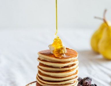 Przepis na pyszne, pachnące placuszki bananowo-jaglane à la pancakes.