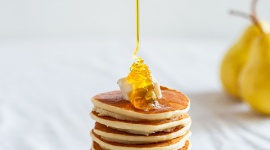 Przepis na pyszne, pachnące placuszki bananowo-jaglane à la pancakes. Dziecko, LIFESTYLE - Poniżej pomysłowy przepis na pyszne placuszki à la pancakes z wartościowych składników, które można serwować z dowolnymi dodatkami. Z pewnością podbiją podniebienia małych i dużych łasuchów. Są świetnym pomysłem na śniadanie, słodki obiad czy podwieczorek dla całej rodziny.