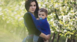 Chusty i nosidełka idealnie sprawdzają się podczas wakacyjnych wyjazdów. Dziecko, LIFESTYLE - Chusty i nosidełka w ostatnich latach nieustannie wzbudzają coraz większe zainteresowanie wśród rodziców. W okresie wakacyjnym jest to również świetna alternatywa dla wózka, który nie zawsze jest w stanie poradzić sobie w cięższym terenie jakim jest plaża czy górskie doliny.