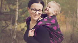 Chustonoszenie - naturalna potrzeba bliskości Dziecko, LIFESTYLE - Nie bez powodu trzy pierwsze miesiące życia noworodka nazywane są czwartym trymestrem. Choć po urodzeniu maluszek nie jest już bezpośrednio połączony z matką, nadal potrzebuje dużo bliskości, a słuchając bicia jej serca czuje się bezpiecznie.