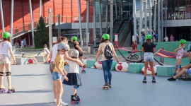 Dziki zachód, lemoniada i zabawa na wrotkach! Dziecko, LIFESTYLE - W najbliższy weekend (25 – 26 sierpnia) w Porcie Łódź na wszystkie dzieci czeka moc atrakcji. Będzie pyszna lemoniada, zabawa na Patio, a w Port Łódź Junior pojawi się prawdziwy szeryf z dzikiego zachodu! Wszystkie atrakcje są bezpłatne.