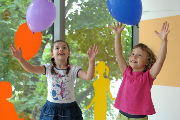 PRZEDSZKOLE BEZ STRESU DLA DZIECKA I RODZICA Dziecko, LIFESTYLE - Dla trzylatka pobyt w przedszkolu to kompletne wywrócenie dotychczasowego trybu jego życia. Dzieci zostają same, bez rodziców, w obcym miejscu, na wiele godzin. Nic dziwnego, że to dla nich ogromny stres.